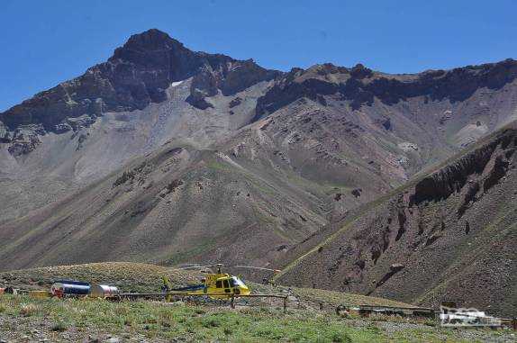Na entrada do parque, o helicóptero usado para resgates na região do Aconcágua, área de Mendoza, a oeste da Argentina